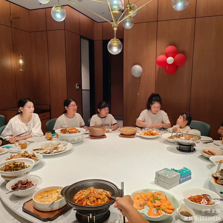 一家三代亲人国庆假期喜聚长沙海鲜e族